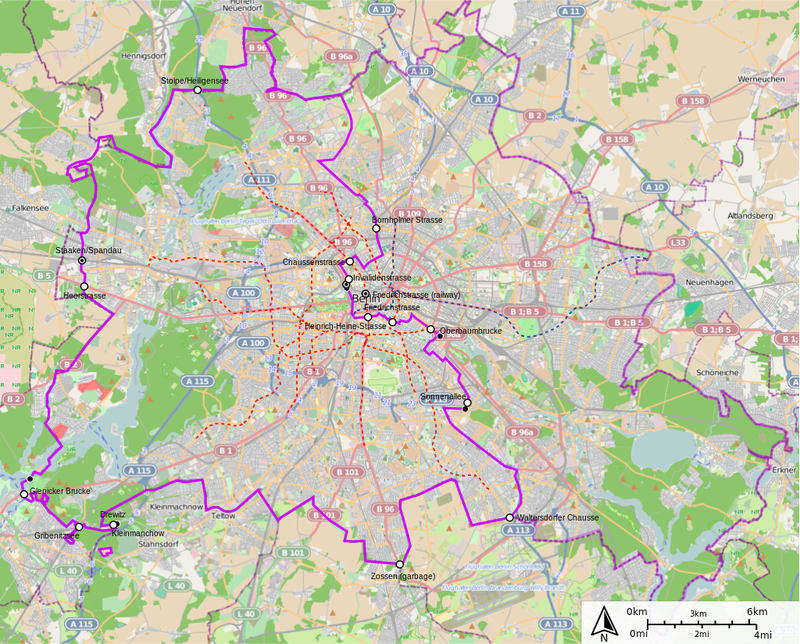 Mapa de Berlín Oeste y Este, los cruces fronterizos y las redes de metro. Wikimedia Commons